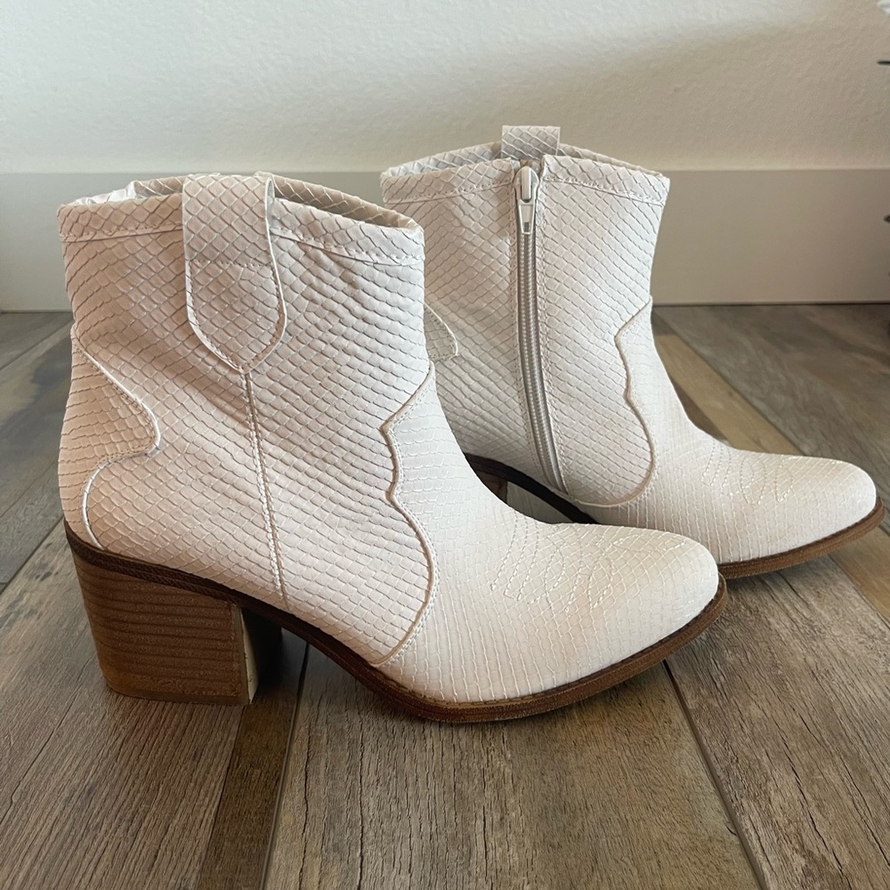 NWOB White Textured Ankle Boots Women’s 8.5 Bachelorette Bridal Bride